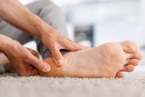 نقطه درد و التهاب پرده کف پا