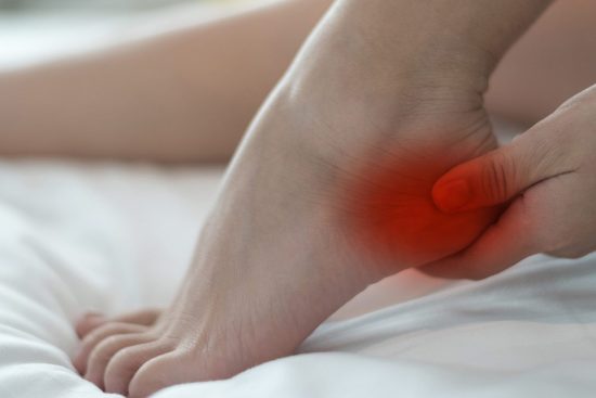 بررسی علل و درمان خار پاشنه