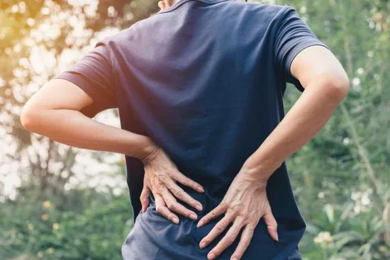 چرا در ناحیه گودی کمر درد داریم؟